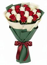 Букет Микс из красных и белых роз в Восточный Тульская область