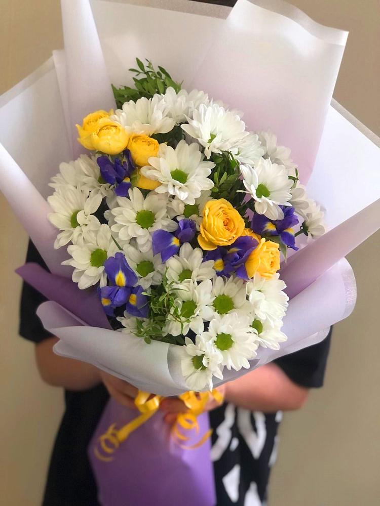 Букет цветов из: Ирисы, Хризантемы и Розы в Восточный Тульская область