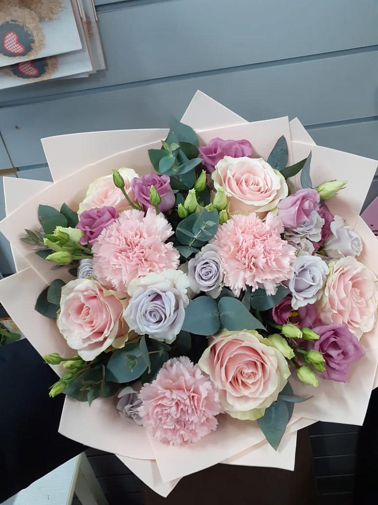 Букет цветов из: Розы, Гвоздики и Лизиантусы в Восточный Тульская область